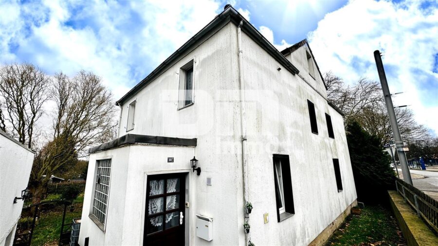 Schönes Ein- bis Zweifamilienhaus mit Gartenbereich, Terrasse + Balkon und Doppelgarage - Seitenansicht